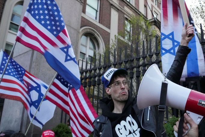 Před Kolumbijskou univerzitou v New Yorku se v reakci na propalestinské demonstrace objevili i lidé protestující na podporu Izraele.