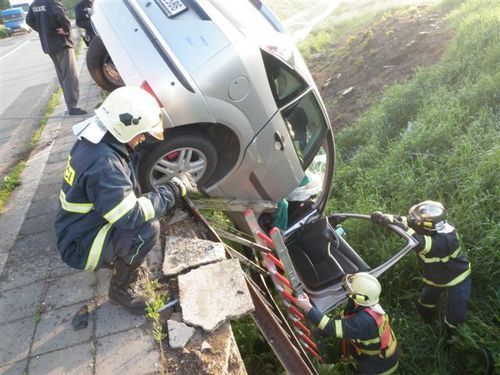 Auto prorazilo u Měnína na Brněnsku most
