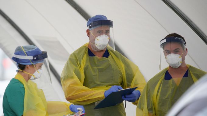 Zdravotníci v Sydney testují lidi na koronavirus - ilustrační foto.