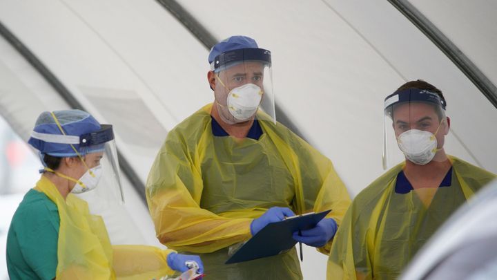 Číňané v Austrálii skupovali ochranné pomůcky a posílali je "domů", teď v zemi chybí