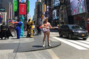 Foto: Nahý kovboj je už zase na Manhattanu. New York se otevírá, zatím ale pomalu