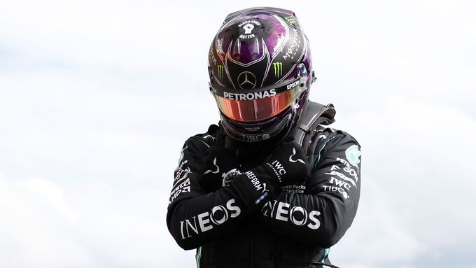 Pilot Mercedesu Lewis Hamilton slaví triumf v kvalifikaci na GP Belgie 2020