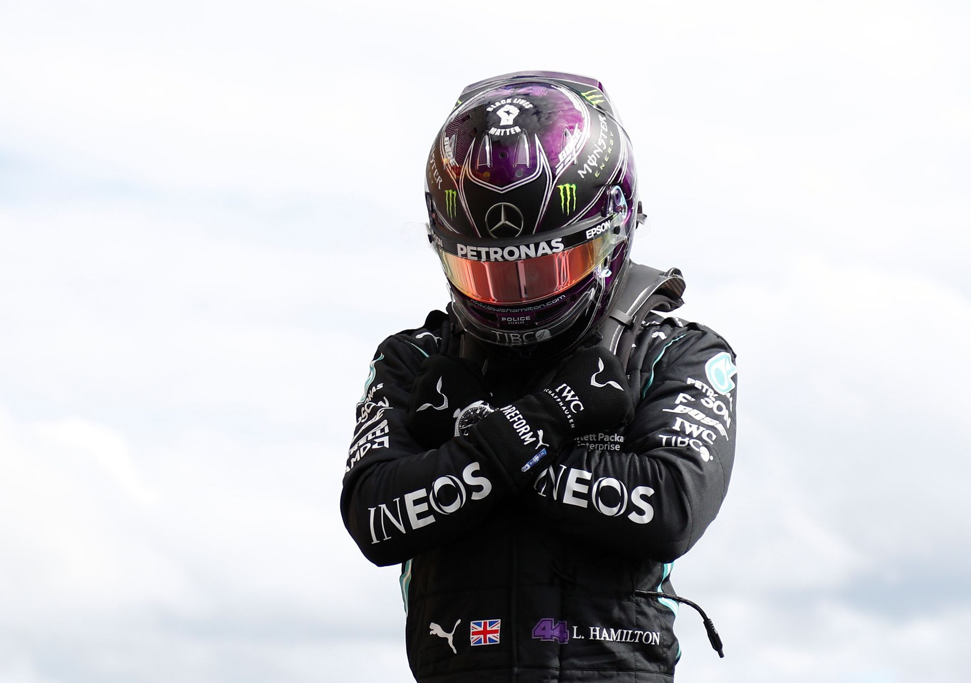 Pilot Mercedesu Lewis Hamilton slaví triumf v kvalifikaci na GP Belgie 2020