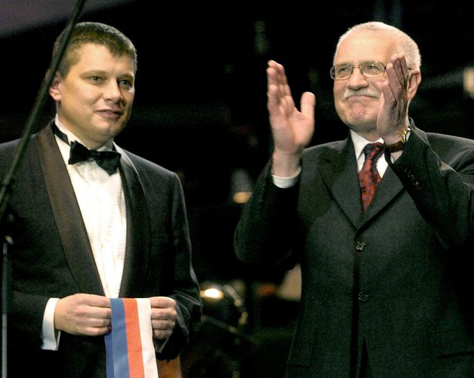 Prezident republiky Václav Klaus a šéf společnosti Sazka Aleš Hušák (vlevo) na slavnostním otevření nové haly Sazka Arena 27.března 2004 v Praze.