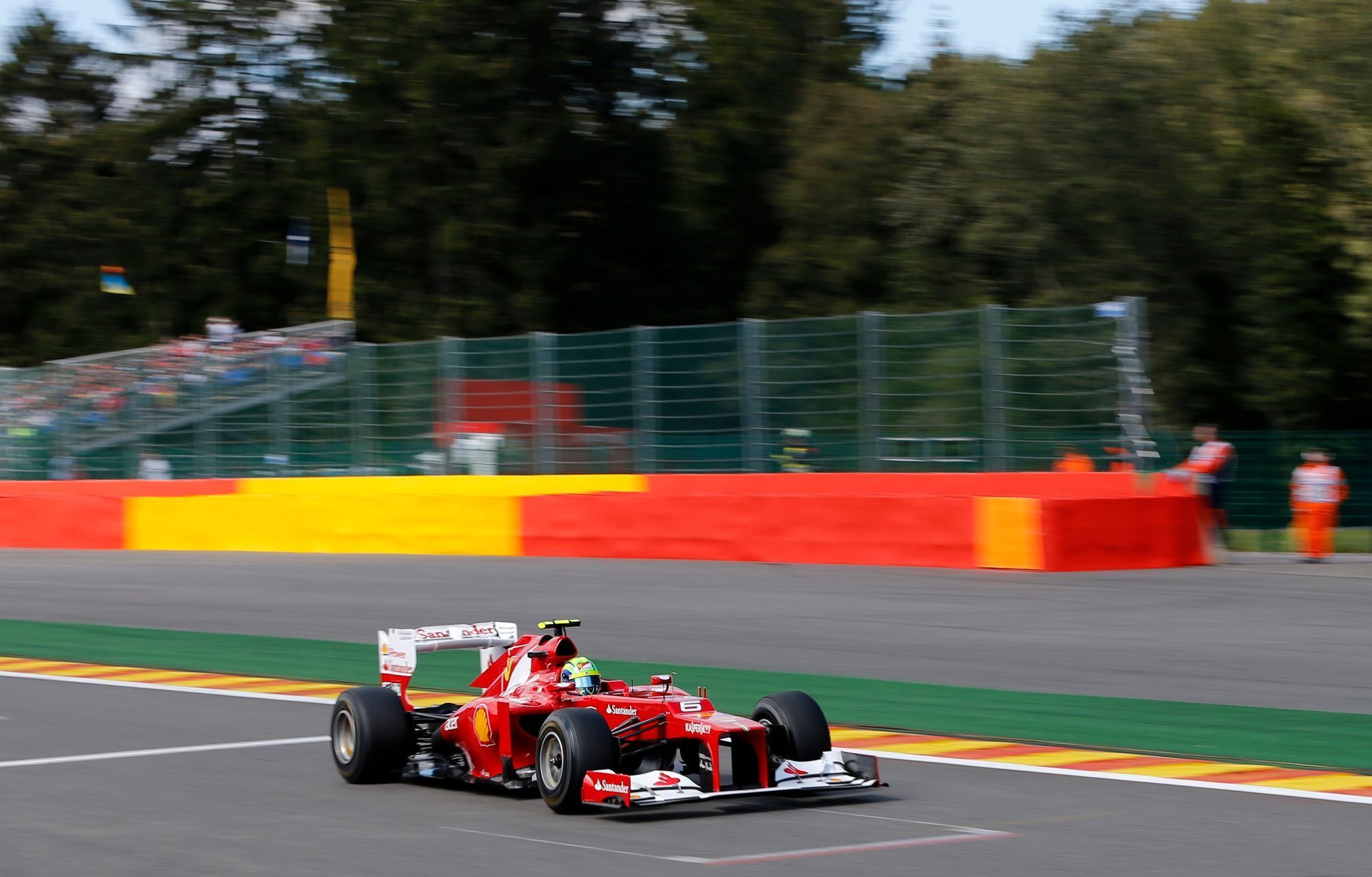 Jezdec F1 Felipe Massa z Ferrari během kvalifikace Velké ceny Belgie 2012.