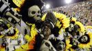 Revellers from Imperatriz Leopoldinense samba school participate during the annual Carnival parade in Rio de Janeiro's Sambadrome, February 12, 2013. REUTERS/Sergio Moraes (BRAZIL - Tags: SOCIETY) Published: Úno. 12, 2013, 5:50 dop.