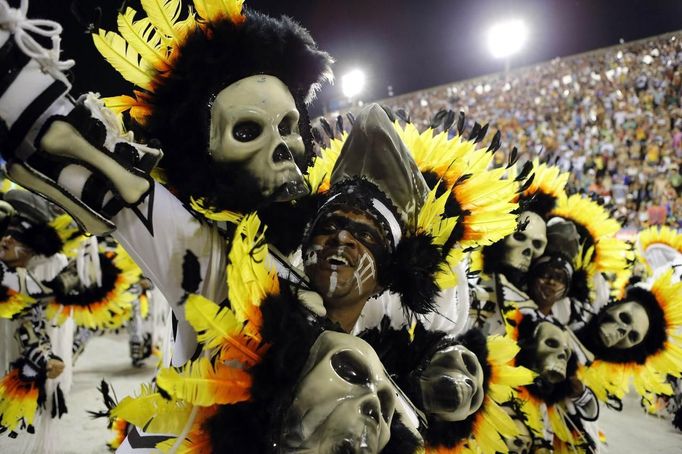 Revellers from Imperatriz Leopoldinense samba school participate during the annual Carnival parade in Rio de Janeiro's Sambadrome, February 12, 2013. REUTERS/Sergio Moraes (BRAZIL - Tags: SOCIETY) Published: Úno. 12, 2013, 5:50 dop.