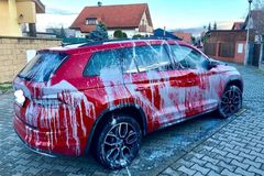 Opoziční zastupitelce v Prostějově někdo polil auto barvou. Není to náhoda, tvrdí