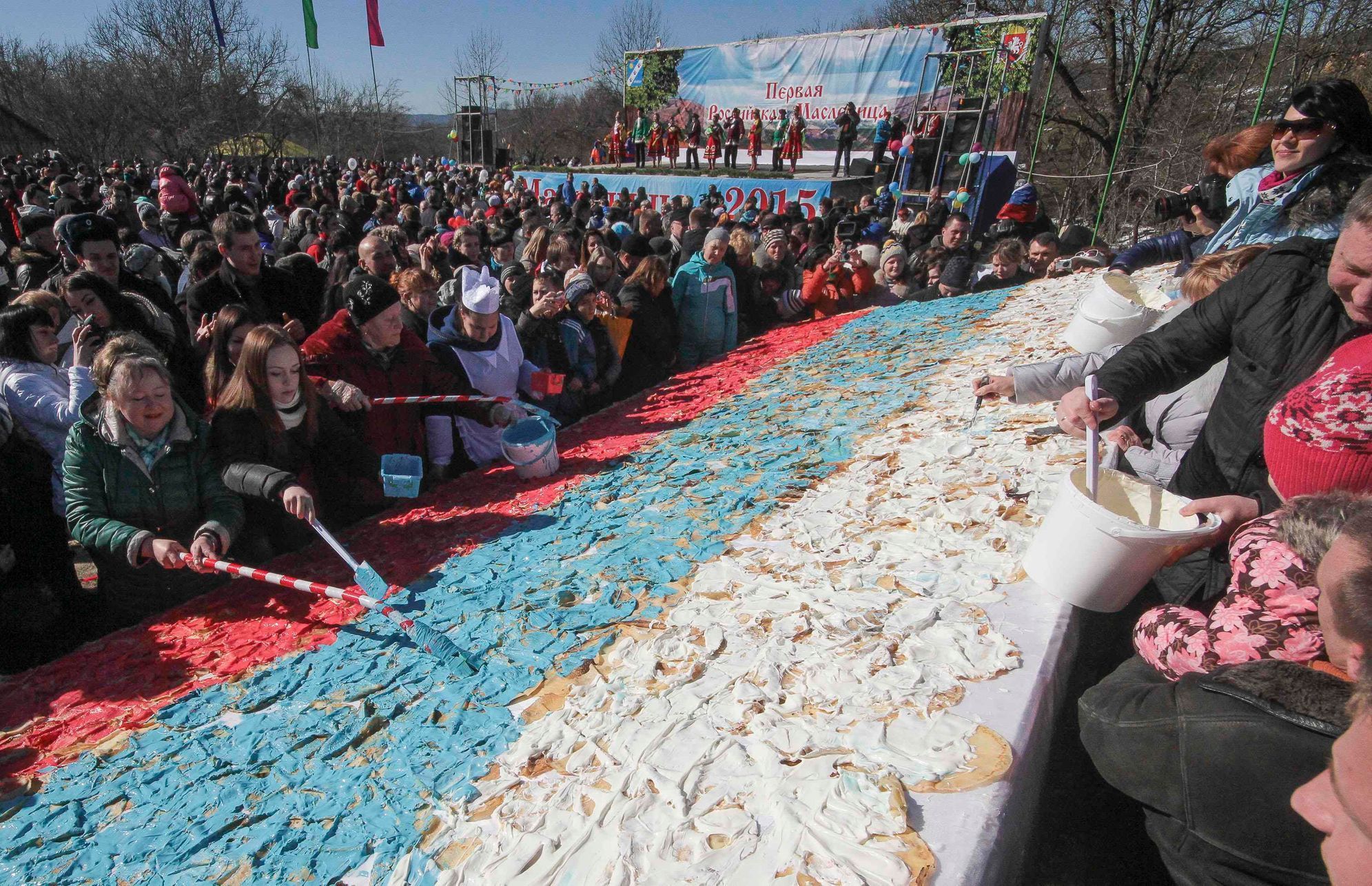 Lidé malují palačinky do barev ruské vlajky v krymské vesnici Perevalnoje.