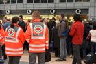 Němci evakuovali letiště v Hamburku, někdo použil pepřový sprej. Lidi pálily oči a nemohli dýchat