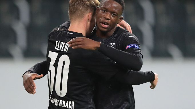 Nico Elvedi a Denis Zakaria (Borussia Mönchengladbach)