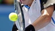 Tomáš Berdych při bekhendu v utkání s rogerem Federerem v osmifinále Australian Open.