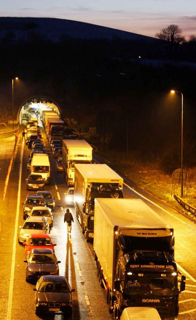 Čekání na otevření tunelu na A20, jižní Anglie.