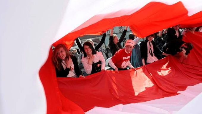 Mladí Poláci uvnitř své národní vlajky, v Poznani.
