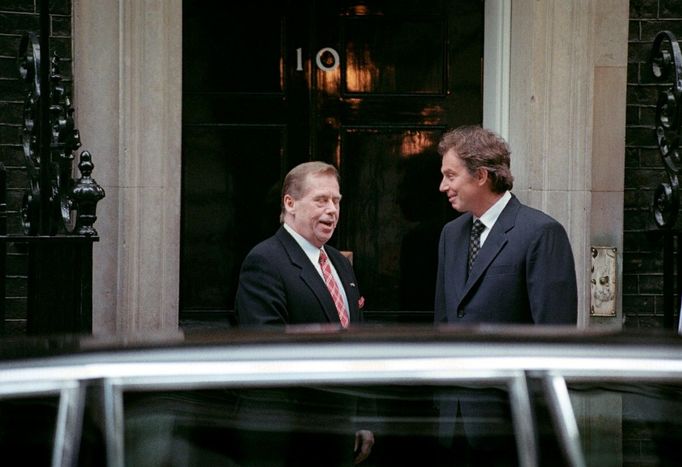 Tony Blair s Václavem Havlem před svým sídlem v Downing Street v Londýně v roce 1998.