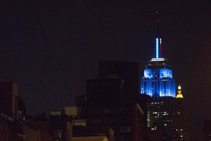 V New Yorku na počest Obamova vítězství osvítili vršek budovy Empire State Building modrým světlem.