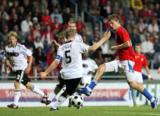 Tomáš Necid (vpravo) dokázal německou obranu značně potrápit.