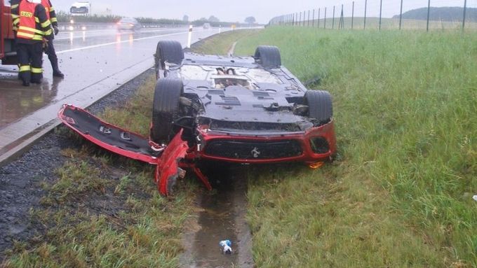 Řidič zničil na dálnici ferrari za 4,5 milionu