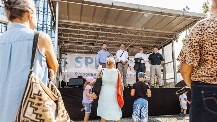 Low-cost jarmark SPD objíždí Česko. Ty ceny jsou výrobní, připouští "falešní trhovci"; Zdroj foto: Tomáš Škoda