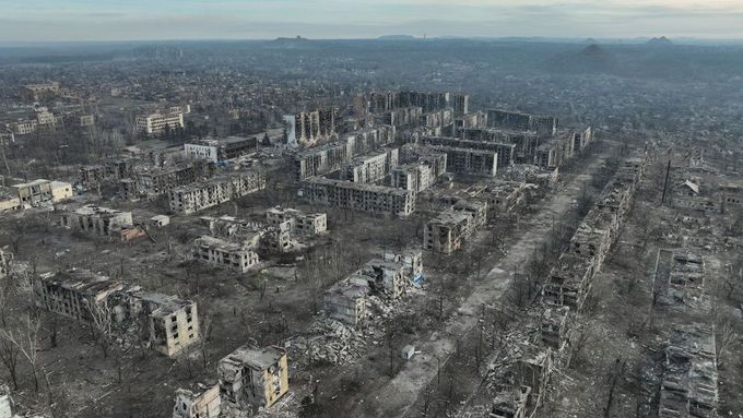 Pohled z dronu na zničené město Toreck v Doněcké oblasti, kde ukrajinští obránci svádějí tvrdé boje s ruskými útočníky.