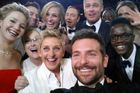 Selfies: Zábava narcisů zaplavila svět. Fotku má i papež