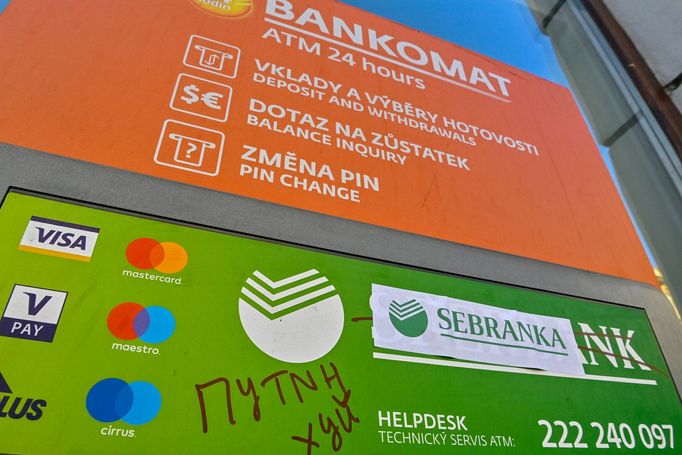 Lidé procházející 1. března 2022 kolem pobočky Sberbank v Panské ulici v centru Brna už druhý den viděli na výlohách velké nápisy Sebranka.