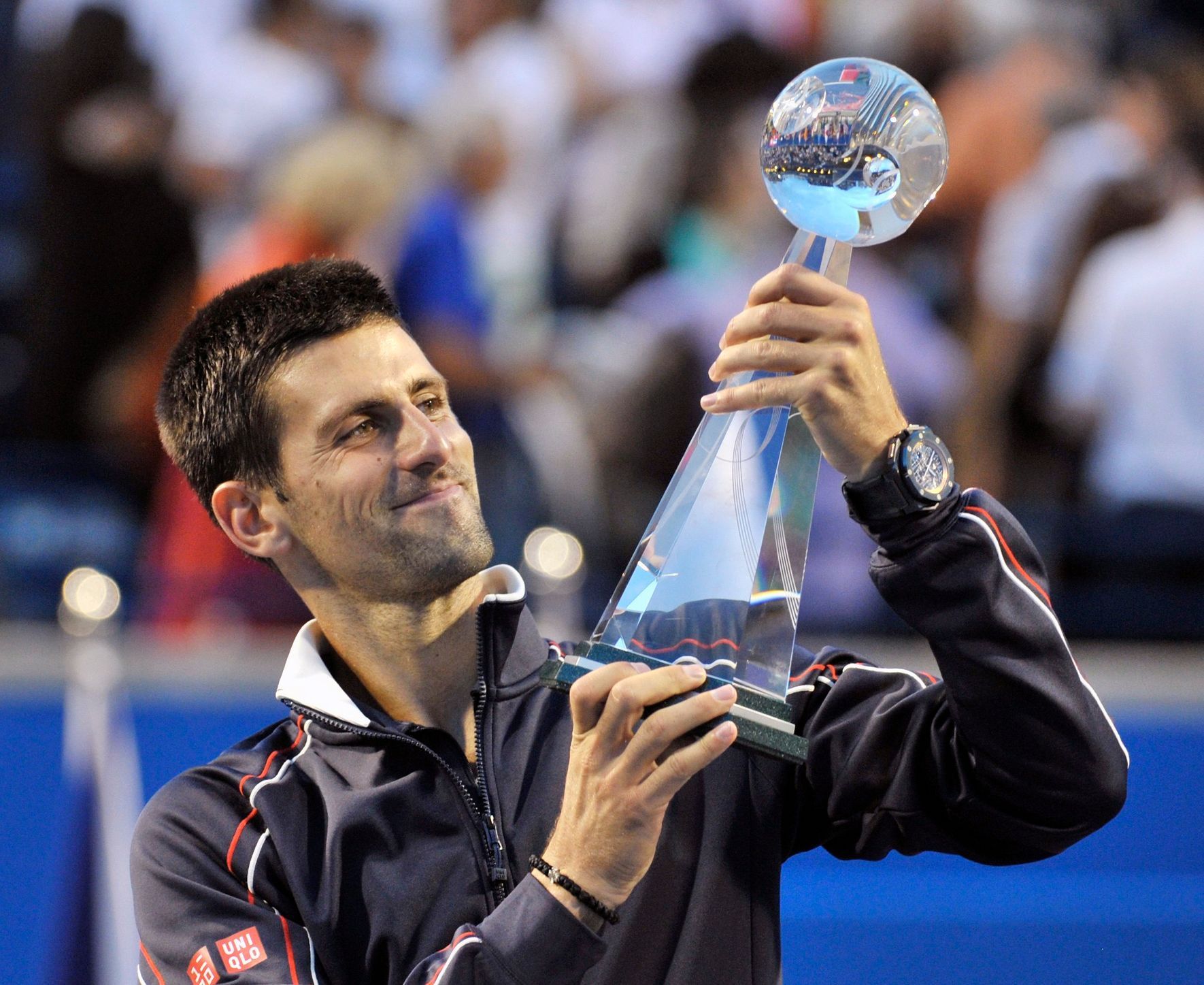 Novak Djokovič s trofejí pro vítěze Rogers Cupu