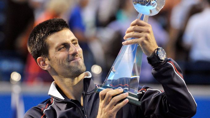 Novak Djokovič s trofejí pro vítěze Rogers Cupu