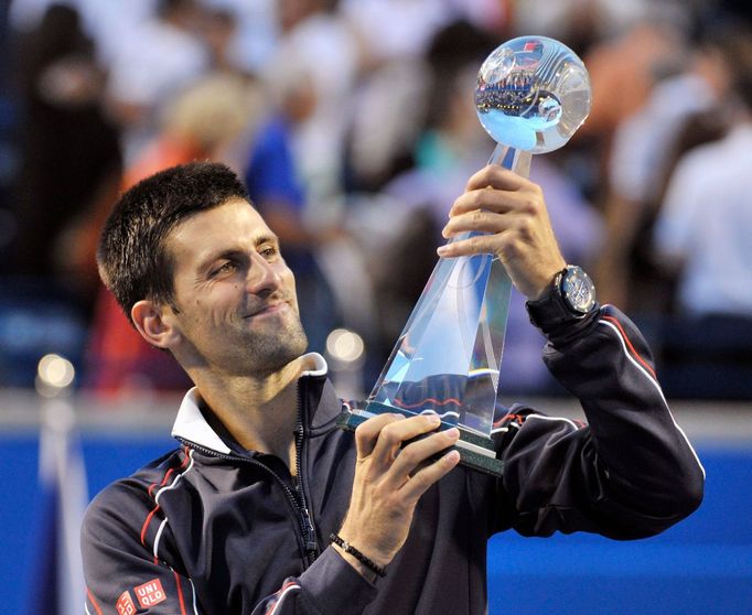 Novak Djokovič s trofejí pro vítěze Rogers Cupu