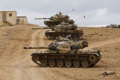 Turecká invaze do Sýrie je na spadnutí. Na hranicích jsou tanky, hrozí válka s Kurdy