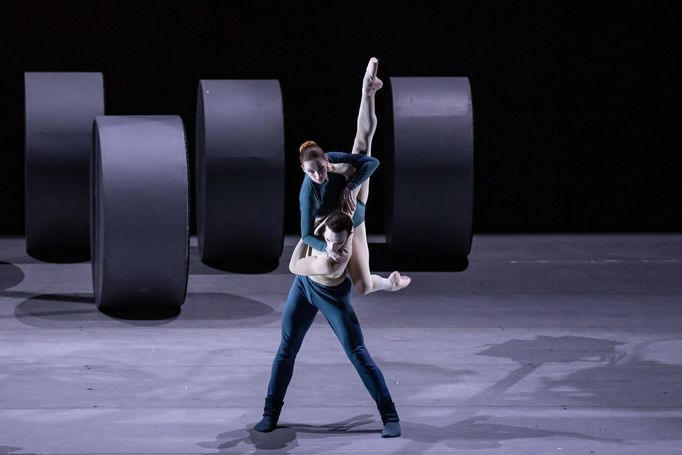 Snímek z choreografie Puppet, kterou vytvořil Douglas Lee.