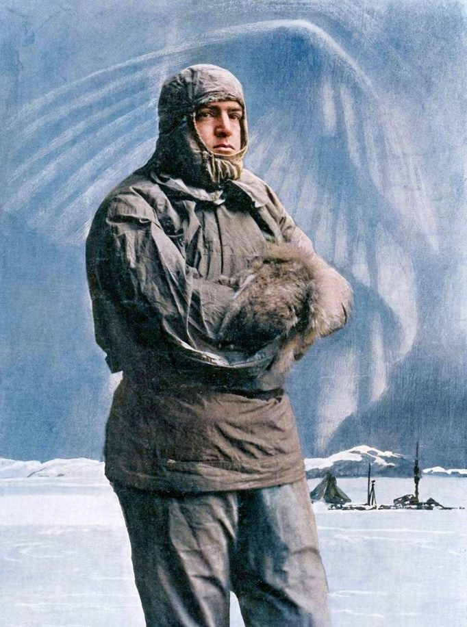 Sir Ernest Henry Shackleton v roce 1914 na kolorované koláži.