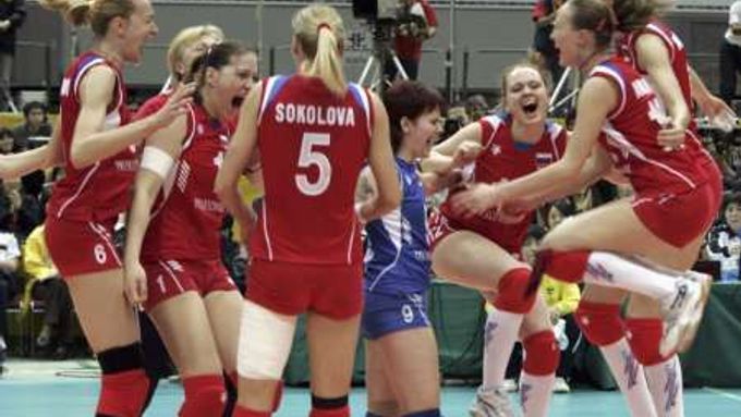 Ruské volejbalistky se radují ze zisku tiutulu mistryň světa po finálovém vítězství nad Brazilkami.