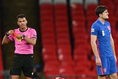 Červená. Červená. Anglie zažila nechvalnou premiéru, ničí ji nekázeň nejen na hřišti