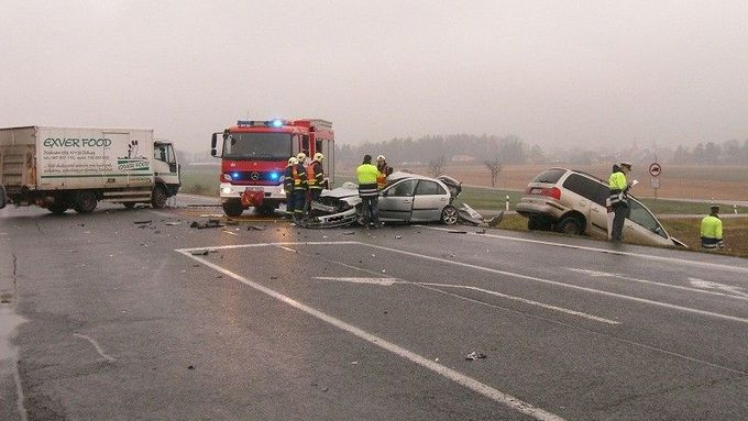 Nákladní vůz nedal přednost, osobní auto vymrštil do protisměru, tam se Renault střetl s dalším vozidlem.