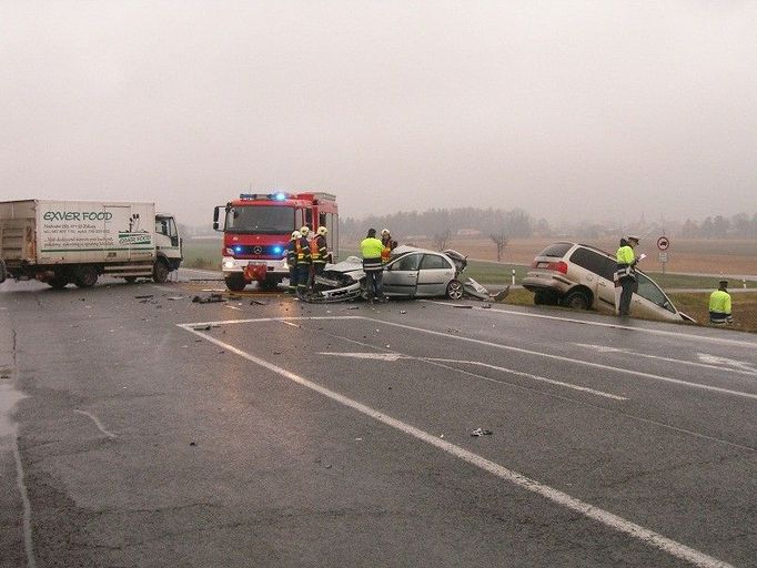 Nákladní vůz nedal přednost, osobní auto vymrštil do protisměru, tam se Renault střetl s dalším vozidlem.