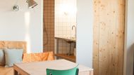 Dovětek "Beyond Glamping" dává jasně najevo, že tady nejde o přespání v nekomfortním stanu, ale o plnohodnotný architektonický zážitek s pohodlím domova.