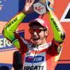 Italský motocyklista Valentino Rossi ve vítězném závodě MotoGP ve Velké ceně San Marina 2012.