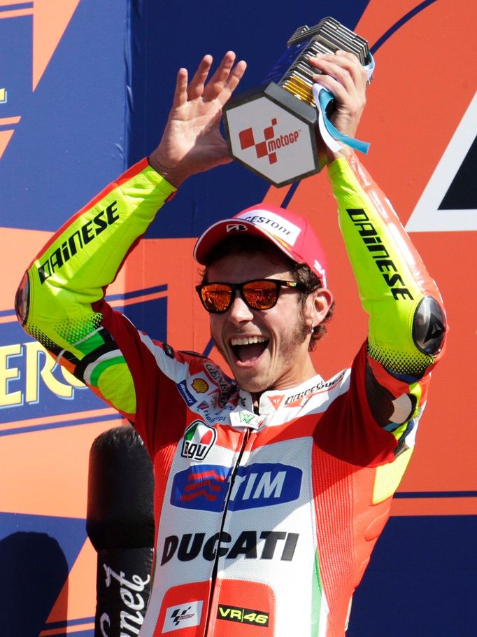 Italský motocyklista Valentino Rossi ve vítězném závodě MotoGP ve Velké ceně San Marina 2012.