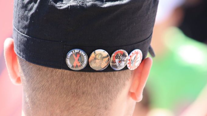 Oznáčky s krajně pravicovými symboly se zásadně nosí na zadní straně čepice.