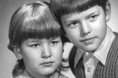 Petr Pavel se sestrou Jitkou na snímku z cca konce 60. let 20. století. Fotografie ze života Petra Pavla.