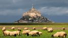 Klášter Mont-Saint-Michel ve francouzské Normandii byl postaven před 1000 lety.