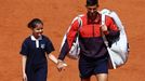 French Open 2023: Novak Djokovič s podavačkou míčků