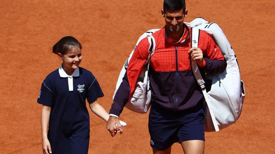 Nejlepší fotky z French Open: hodný strýček Novak, modelka Iga či holub flegmatik