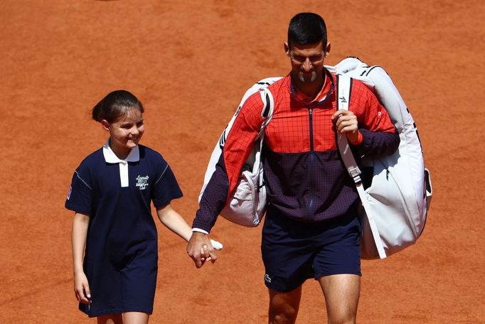 French Open 2023: Novak Djokovič s podavačkou míčků