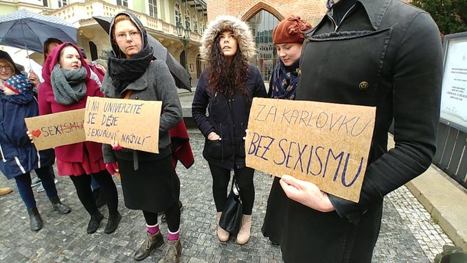 Za Karlovku bez sexismu. Lidé protestují před univerzitou proti diskusi o kampani #MeToo