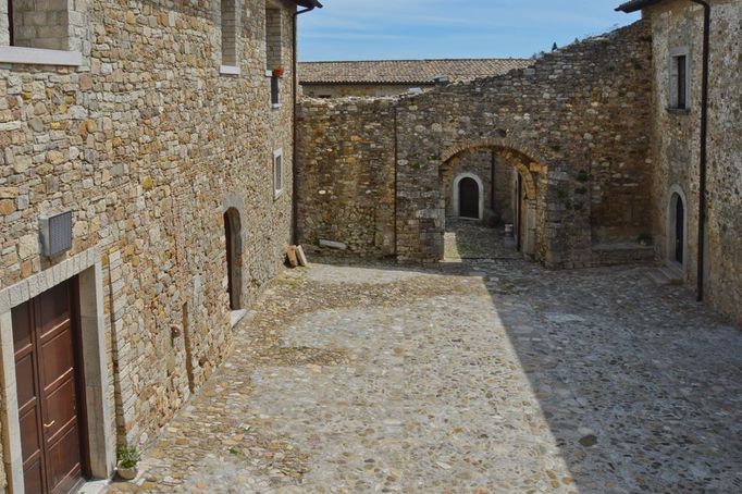 Italská vesnice Bisaccia, která láká nové rezidenty na domy za euro