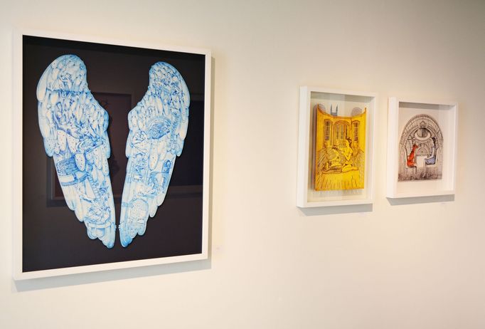 Na výstavě je k vidění i motiv slavných andělských křídel, které malířka a grafička navrhla pro obal hudebního alba Ghost Stories britské skupiny Coldplay.