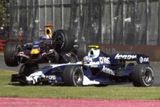 David Coulthard přeletěl při Velké ceně Austrálie se svým Red Bullem přes předek Williamsu Alexe Wurze.