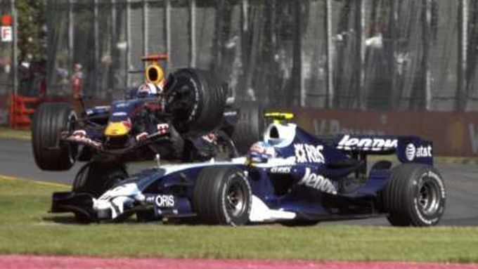 David Coulthard přeletěl při Velké ceně Austrálie se svým Red Bullem přes předek Williamsu Alexe Wurze.